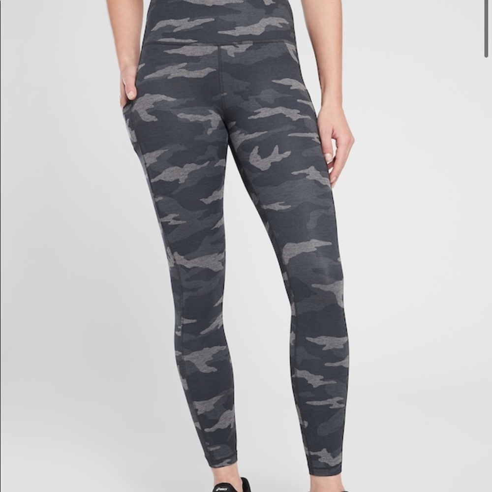 Athleta Ultimate Stash Pocket Camo 7/8 Tight size XL